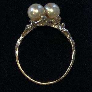 Fashion ring for someone who wears a larger size. Band is narrow.